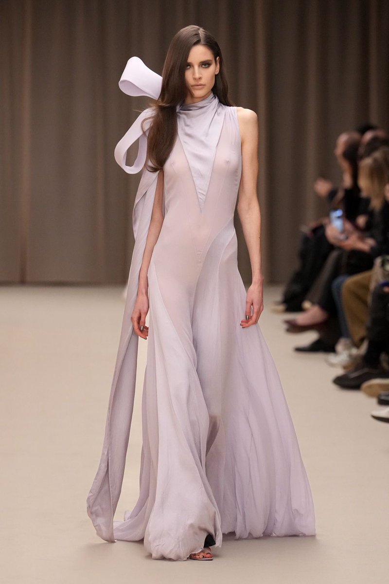 itgirlbackup's tweet photo. McQueen aw26 https://t.co/YmJ8SmNPfp