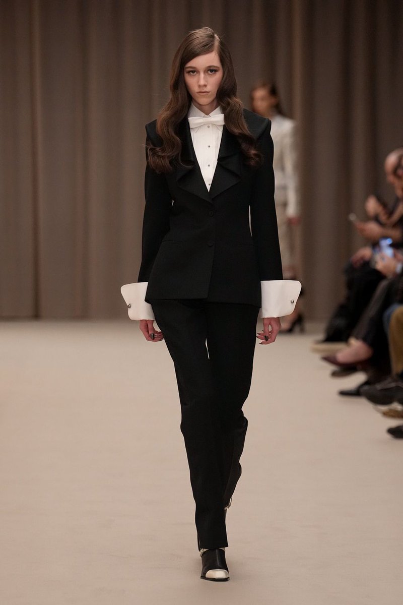 itgirlbackup's tweet photo. McQueen aw26 https://t.co/YmJ8SmNPfp