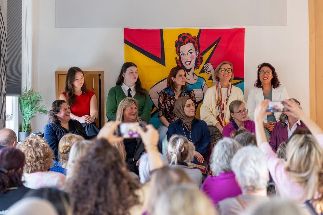 Internationale vrouwendag 2026. Vandaag gingen Schiedamse raadsleden, kandidaat-raadsleden en bewoners met elkaar in gesprek over de positie van vrouwen, vrouwenrechten en veiligheid voor vrouwen. Er is nog veel werk te verzetten in gelijke kansen, gelijke beloning of zorg.