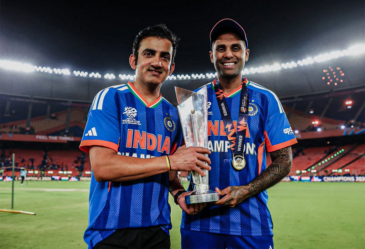 CricCrazyJohns's tweet photo. MS DHONI ON INSTAGRAM ABOUT GAMBHIR:

"Coach Sahab smile looks great on u, intensity with smile is a killer combo". https://t.co/QPYgXQLa2g