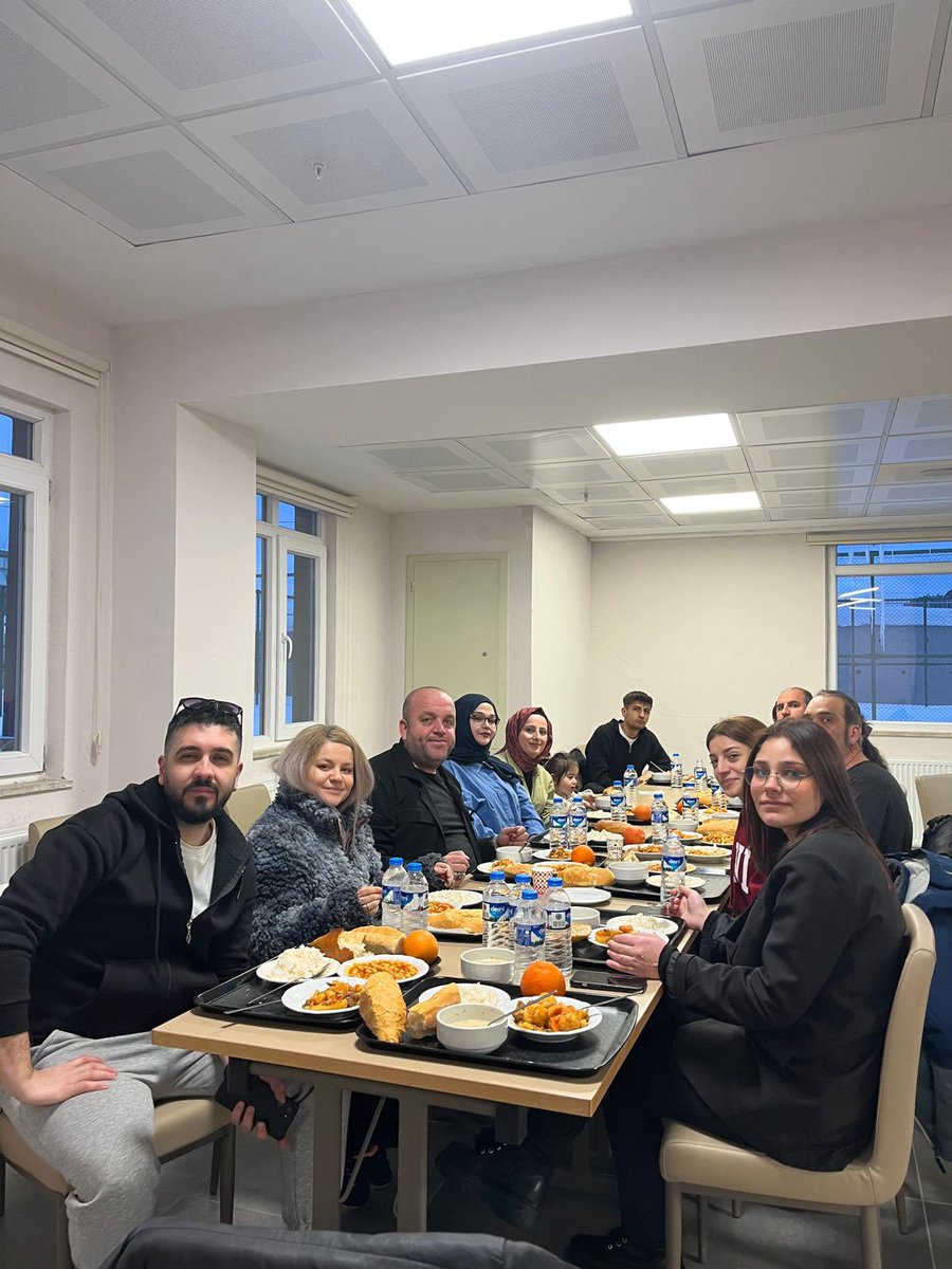 Türkiye Yeşilay Cemiyeti Ardahan Şubesi tarafından düzenlenen “Bi’ Ses Bi’ Nefes” Tiyatro Oyunu bu akşam sanatseverlerle buluşuyor. 🎭🎤