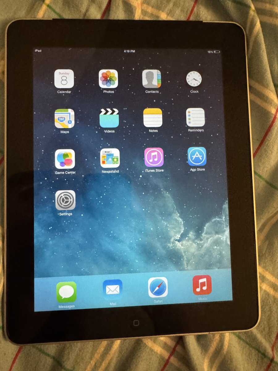 _orangera1n's tweet image. so you saw the iOS 6 on iPad 1 project, now's time for iOS 7 on the iPad 1:  

github.com/pwnerblu/ios7r…

#apple #jailbreak #ipad