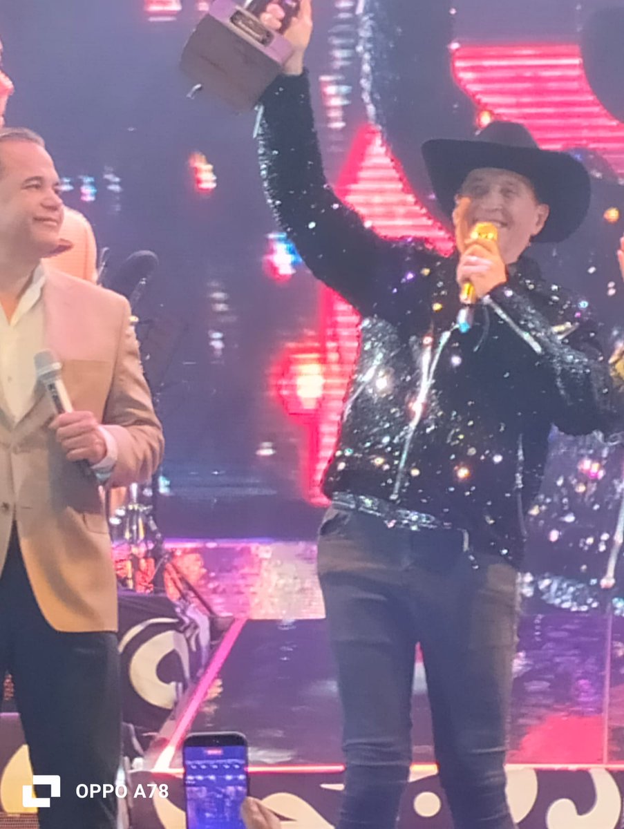 El empresario Roberto Lemmen Meyer y su esposa Patty Cadena de Lemmen Meyer, incansables promotores de San Carlos y artífices del <a href="/vinofest_sc/">VinoFest San Carlos</a>, hicieron entrega de un reconocimiento a <a href="/EmmanuelOficial/">Emmanuel</a>