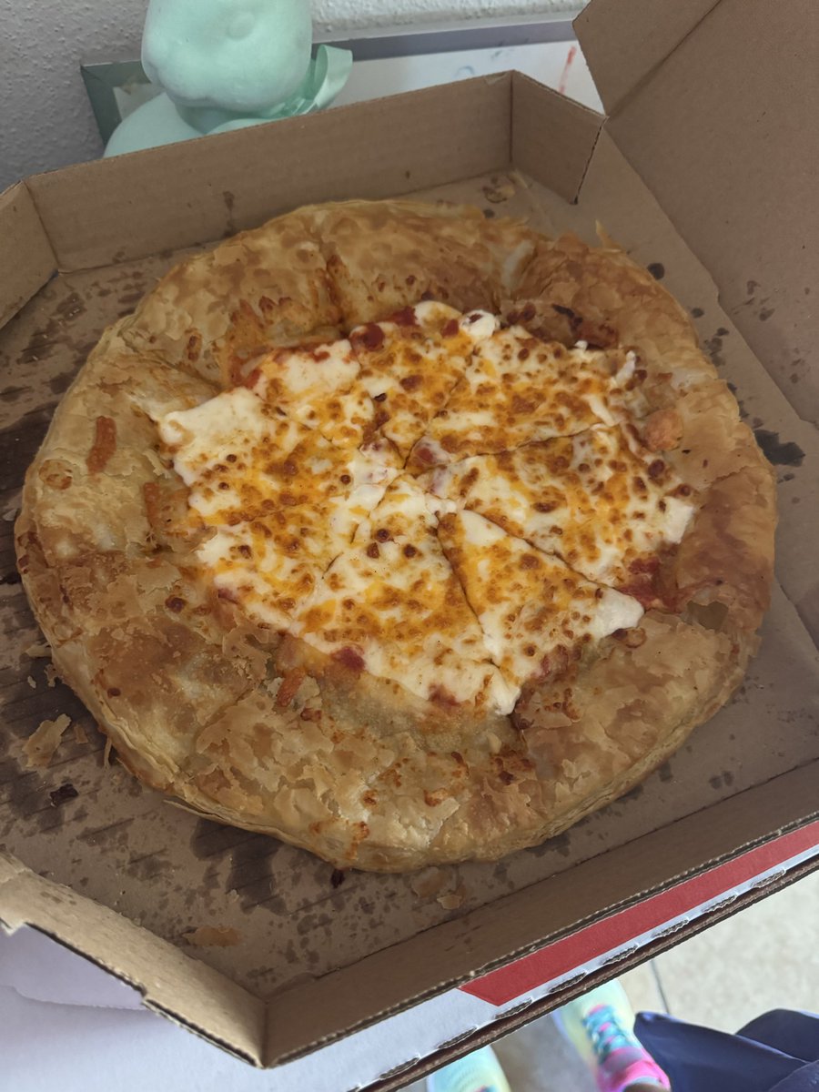 HectorBora's tweet photo. @dominosmx es una burla su pizza de croissant … que falta de calidad en su producto … me entregaron este mugrero por una pizza de 4 quesos https://t.co/ur2eEDwIEf
