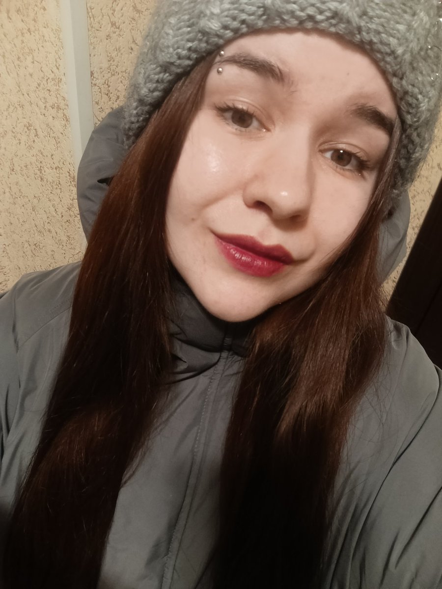 __twish's tweet photo. подскажите, пожалуйста, а приклеить фейковый пирсинг - это уже кризис среднего возраста или ещё пока его предпосылки? https://t.co/XcP7NayXRX