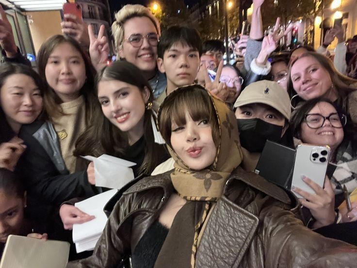This iconic picture of Lisa and her fans