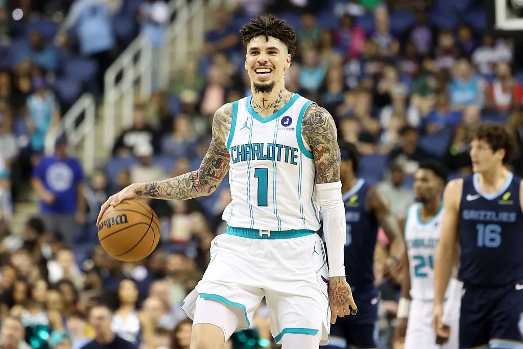 RedHottLocks's tweet image. Mar 8 || NBA Pick Of The Day 🏀

LaMelo #Ball u6.5 Assists (+105, B365)

• Under in 19/54 this season, but this is all about the matchup!
• This may seem like a low line for LaMelo but hear me out.
• The #Suns allow the 2nd FEWEST assists to PGs this season (7.5/game).
• In