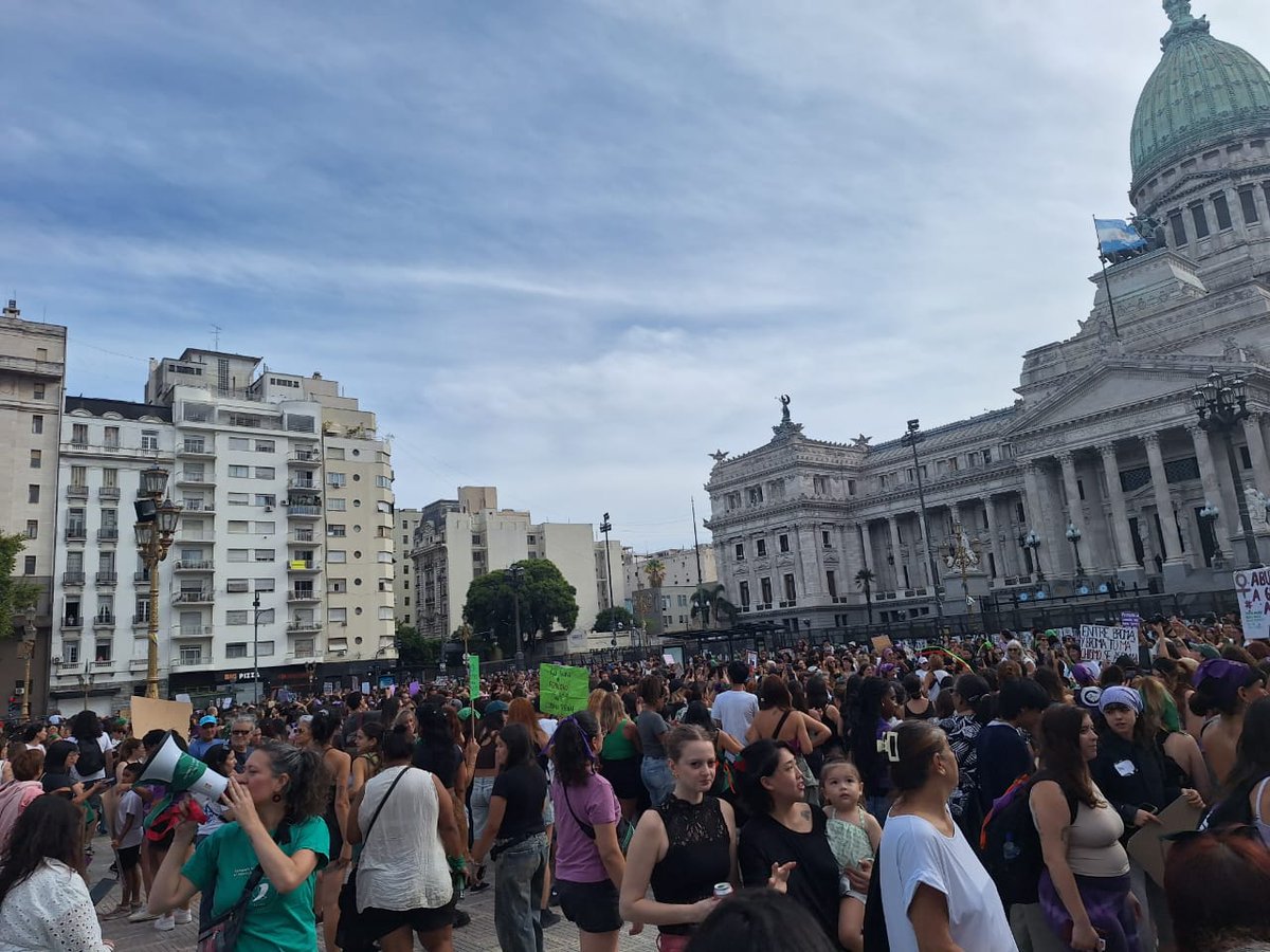 #8M Movilización a Congreso de mujeres autoconvocadas y se realiza una actividad de la Campaña Nacional por el Derecho al Aborto. Mañana habrá paro y movilización.
