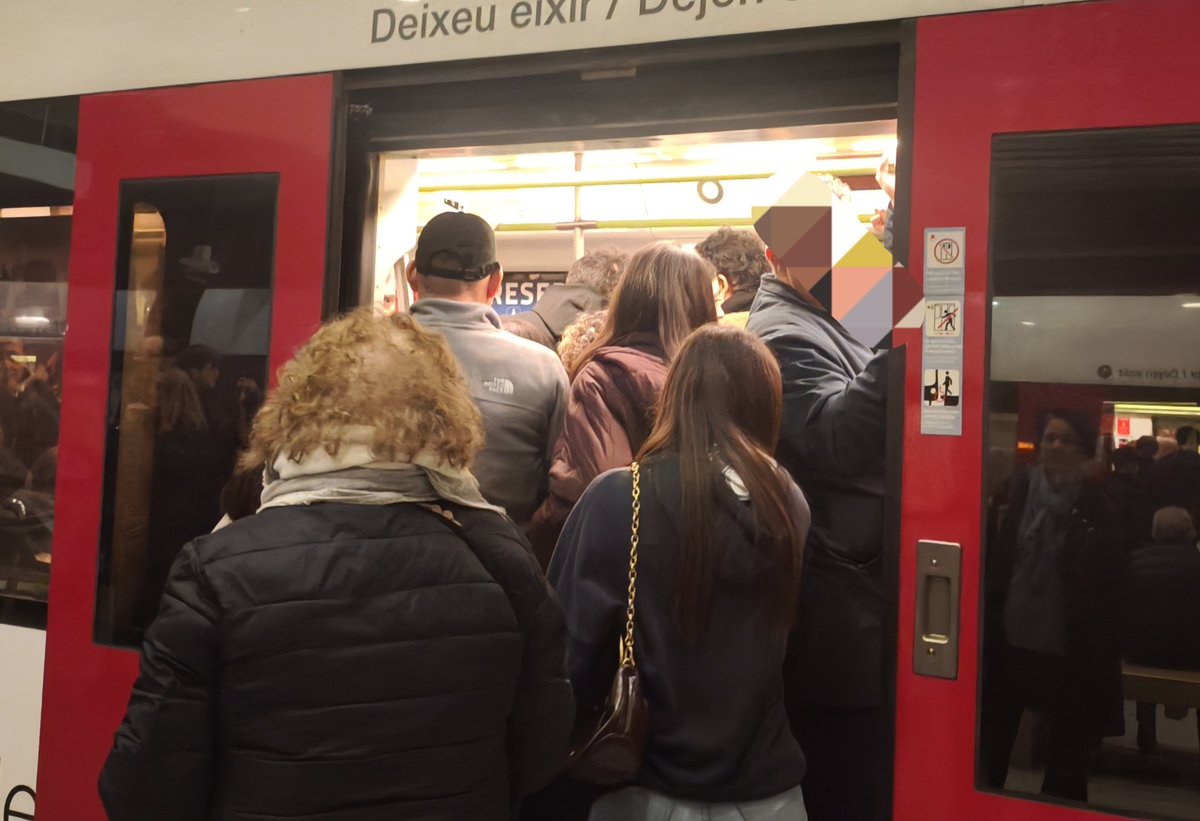 annaberbegal's tweet photo. Segón metro en el que ha sigut impossible pujar per tornar a casa. Una #Metroincidencia més en @metrovalencia que suposa viatjar amb excés d'aforament, un perill, una #temeritat que es repeteix a diari. Després diran que no s'ha pogut evitar quan és un clam. https://t.co/FGVZYRhRyw