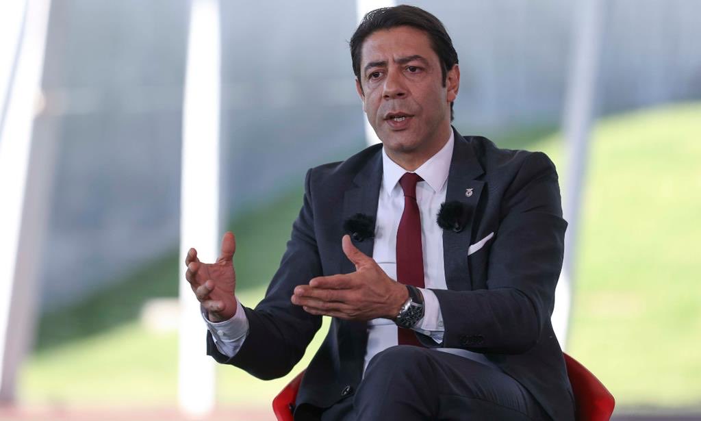 Fora do campeonato sem ganhar um jogo ao top-4

Eliminado da Taça da Liga pelo Braguilha

Eliminado da Taça de Portugal pelo Porto

Eliminado da Champions pelo Real Madrid

Já nem é presidente do quase, é só mesmo um banana de merda inútil