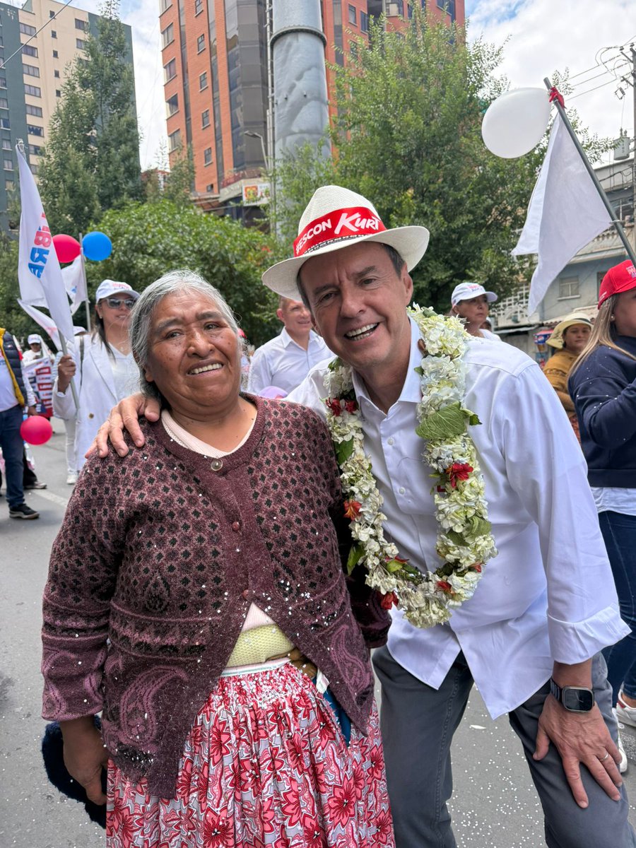 tutoquiroga's tweet photo. Terminando una caminata en #LaPaz con Cae y Kurt, transmito mi abrazo a las mujeres en su #DiaInternacionalDeLaMujer. Abracé a la señora Angélica, y a varias bolivianas, en este día. Abrazo para cada madre, esposa, hermana, hija, nieta, amiga. Ustedes son todos. https://t.co/kfKlBHh89E