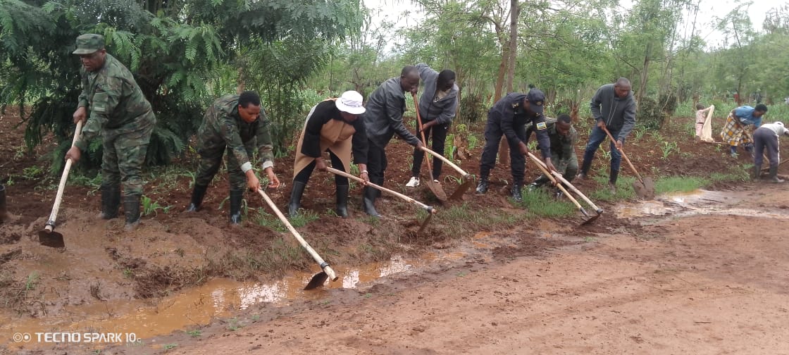 NdegoSectorK's tweet photo. Umuyobozi w'inama njyanama @KayonzaDistrict arikumwe na Mayor @FredSafariH kuwa 7/3/2026 barikumwe n'ingabo,police na DASSO bifatanije n'abaturage ba @NdegoSectorK  mugirwa cyo kurwanya isuri hasiburwa imirwanyasuri, imiferege y'umuhanda,hasiburwa ibiraro n'imiyoboro y'amazi https://t.co/FEVrJMonNH