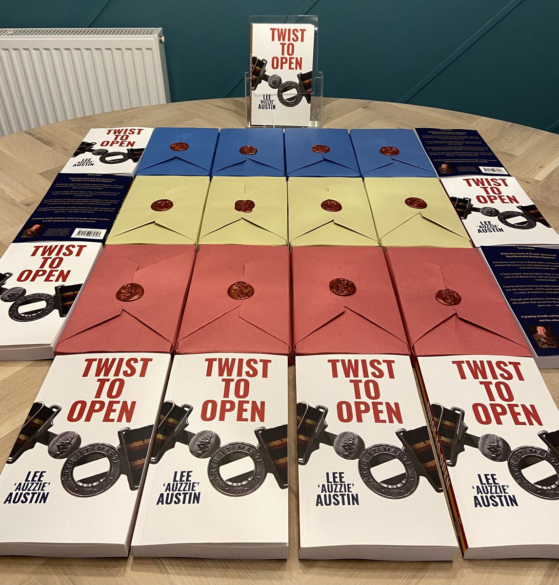 auzz77's tweet photo. Twist to Open
Out Soon 👀 
#Twisttoopen #REME https://t.co/eYObZDZqFC