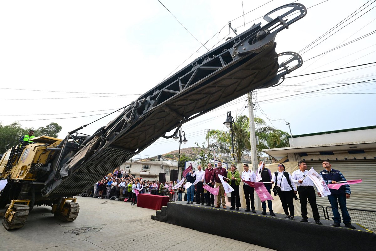delfinagomeza's tweet photo. 🚧 2026 es “El Año de las Obras en #EdoMex”, y con esa convicción, en #Chiautla dimos el banderazo de inicio a la rehabilitación del Circuito Tepetitlán, para mejorar la movilidad y la seguridad de las y los habitantes; y también realizamos el corte del listón de la primera etapa rehabilitada de la Avenida del Trabajo.
Escuchando a la gente, impulsamos obras para su bienestar. 
#ElPoderDeServir
