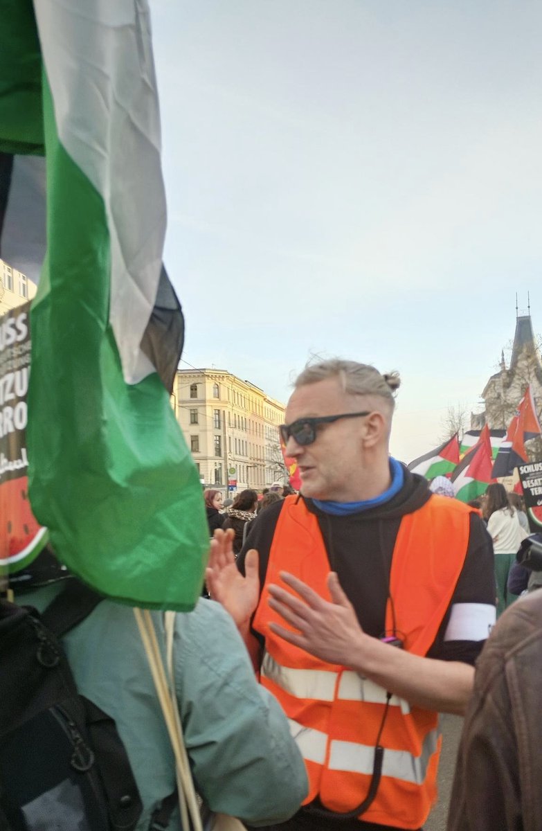 lpzg_r341's tweet photo. Auf Demo selbst versuchten Leitung (ehem. Vorsitzende SPD Leipzig, nun ver.di) und Polizei gegen 🇵🇸-Fahnen vorzugehen. Das gelang dank Solidarität aus der Demo heraus nicht!
Im Anschluss fand noch explizit palästinasolidarische Demo statt. Kein #8M ohne Palästina-Soli! https://t.co/KcAQzOUIZA