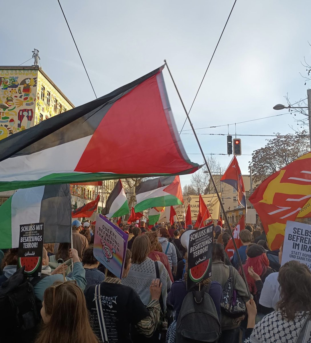 lpzg_r341's tweet photo. Auf Demo selbst versuchten Leitung (ehem. Vorsitzende SPD Leipzig, nun ver.di) und Polizei gegen 🇵🇸-Fahnen vorzugehen. Das gelang dank Solidarität aus der Demo heraus nicht!
Im Anschluss fand noch explizit palästinasolidarische Demo statt. Kein #8M ohne Palästina-Soli! https://t.co/KcAQzOUIZA