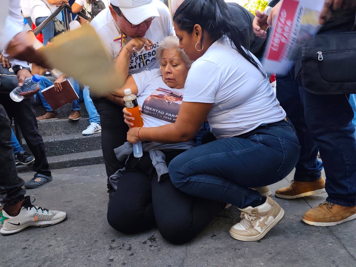 RunRunesWeb's tweet image. #Hilo 🧵 "Hay un cansancio que no se cura con sueño, sino con justicia". Nancy Peñaloza se desvaneció frente a la prensa en Caracas. Su hijo, el sargento (GNB) José Antonio Moreno, lleva casi 6 años tras las rejas por la Operación Gedeón. 

#DDHHOlvidados