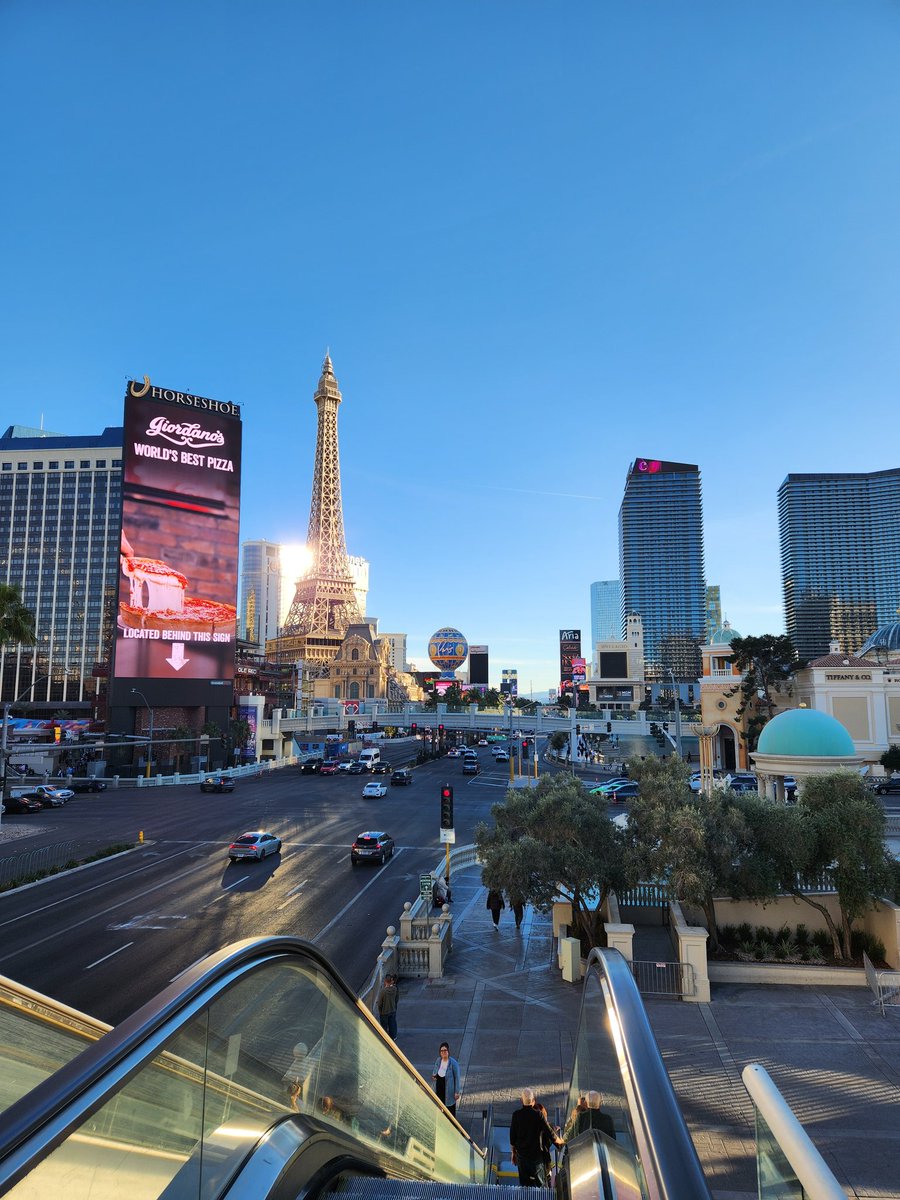 SCVegas's tweet photo. I LOVE Las Vegas 😎 #LasVegas https://t.co/aCoolxQBlO