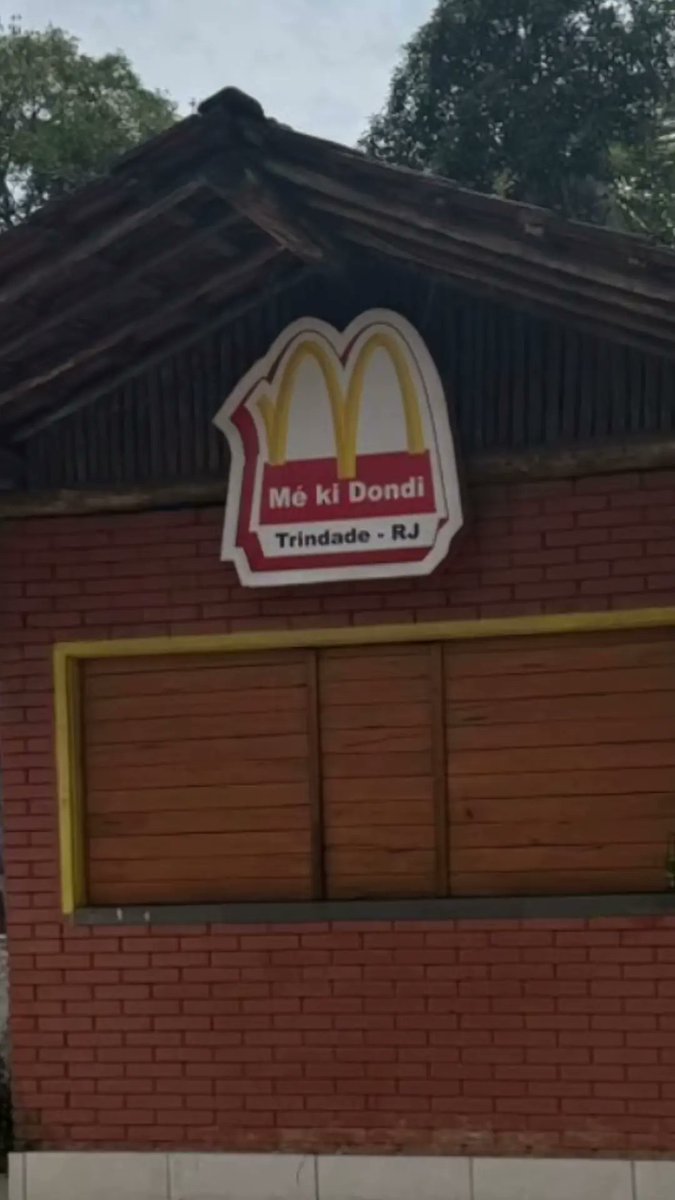 Letreiros e placas (e outras coisas) estranhas tweet media