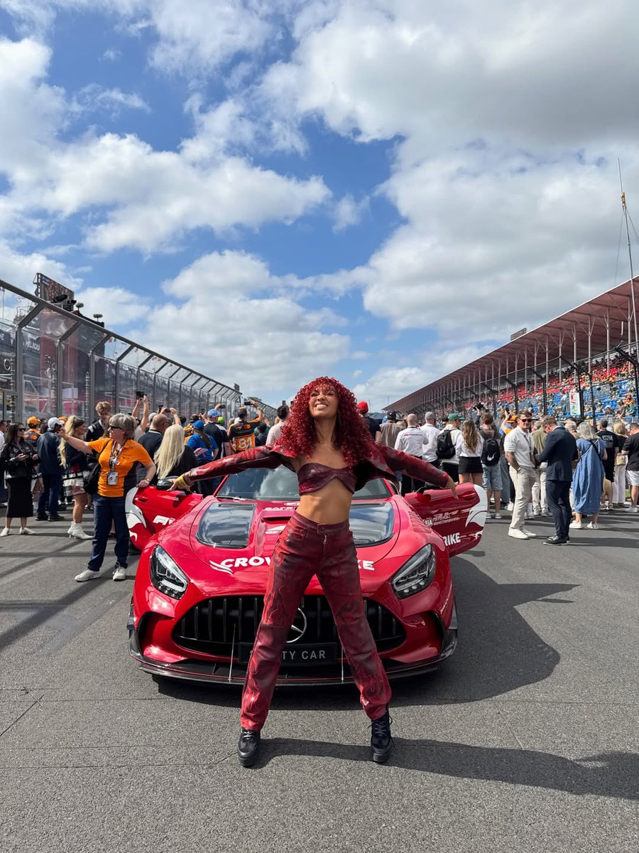  𝑙𝑒𝑖𝑔𝘩-𝑎𝑛𝑛𝑒. tweet media