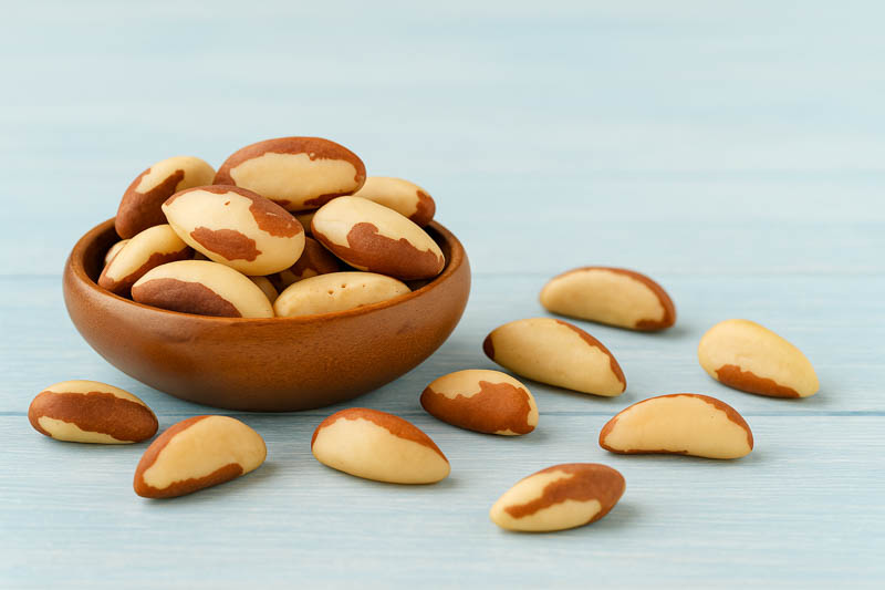 KristenJakobitz's tweet image. Your thyroid is your metabolic thermostat. To convert thyroid hormone (T4) into its active form (T3), your body needs selenium. Just two Brazil nuts a day provide your entire daily requirement. It’s the easiest nutritional "insurance policy" you can buy.
#ThyroidHealth
