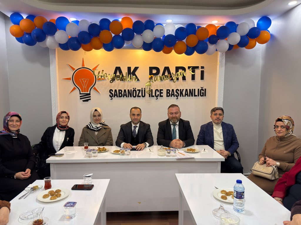 Korayerdogan18's tweet photo. Şabanözü İlçe Kadın Kollarımız ile gerçekleştirdiğimiz toplantıda; Genel Merkez Kadın Kolları MKYK Üyemiz Sayın Sebile Hanim Ayar, İl Kadın Kolları Başkanımız Melike Çilhan, Şabanözü Belediye Başkanımız Sayın Faik Özcan ve İlçe Kadın Kolları Başkanımız Nuray Uyanık ile bir araya gelerek teşkilat çalışmalarımızı değerlendirdik.  

Toplantımız vesilesiyle; emekleri, fedakârlıkları ve güçlü duruşlarıyla hayatın her alanına değer katan tüm kadınlarımızın 8 Mart Dünya Kadınlar Günü’nü kutladık. 🌸  

Başta aziz şehitlerimizin kıymetli anneleri ve eşleri olmak üzere, ülkemizin geleceğine katkı sunan tüm kadınlarımıza sağlık, huzur ve başarı dolu bir ömür diliyoruz.