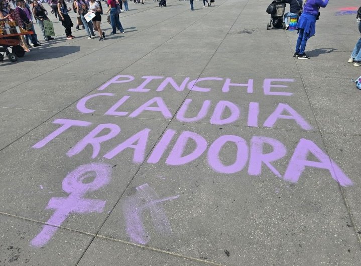🇲🇽"Pinche Claudia traidora" ♀️

Así las mujeres le mandan saludos a la narcopresidente 🚨