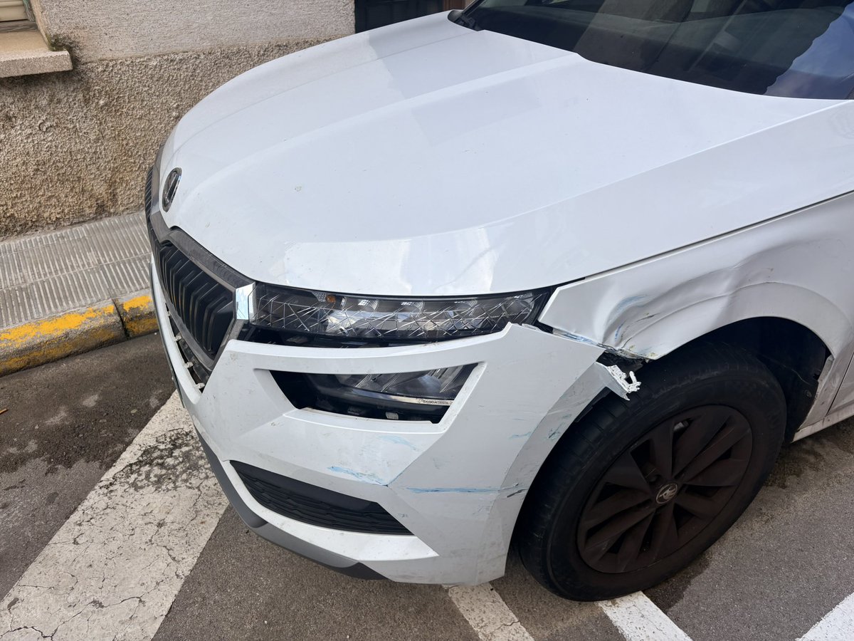 MireiaAbG's tweet photo. Algú amb un vehicle blau ha xocat contra el meu cotxe i ha fugit.
El cotxe ha quedat desplaçat i amb danys.

📍 Carrer Sant Martí – Sant Celoni

Si algú ha vist alguna cosa, si us plau que em contacti.
Agrairé molt difusió 🙏

#policialocalsantceloni
#santceloni
#vallesoriental https://t.co/GzyHa4laAt