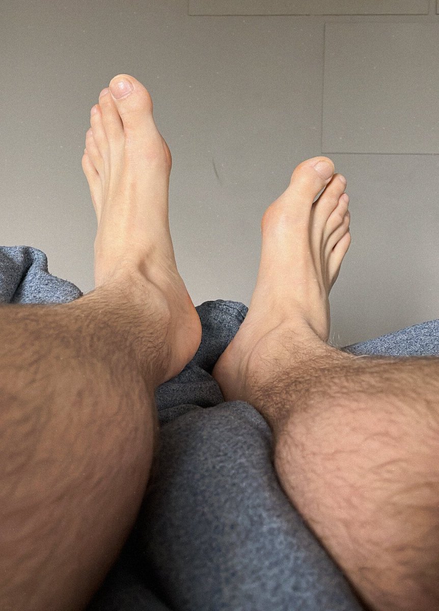 broSock_'s tweet photo. What scent full morning 😈 just imagining waking up and having you down there! #lickmyfeet #suckmytoes #sniffmyfeet #feeltrampled #trampling #maschulinefeet #mansfeet #stinkyfert #ScallyDoms #scallysub https://t.co/lwZF5cNsA2
