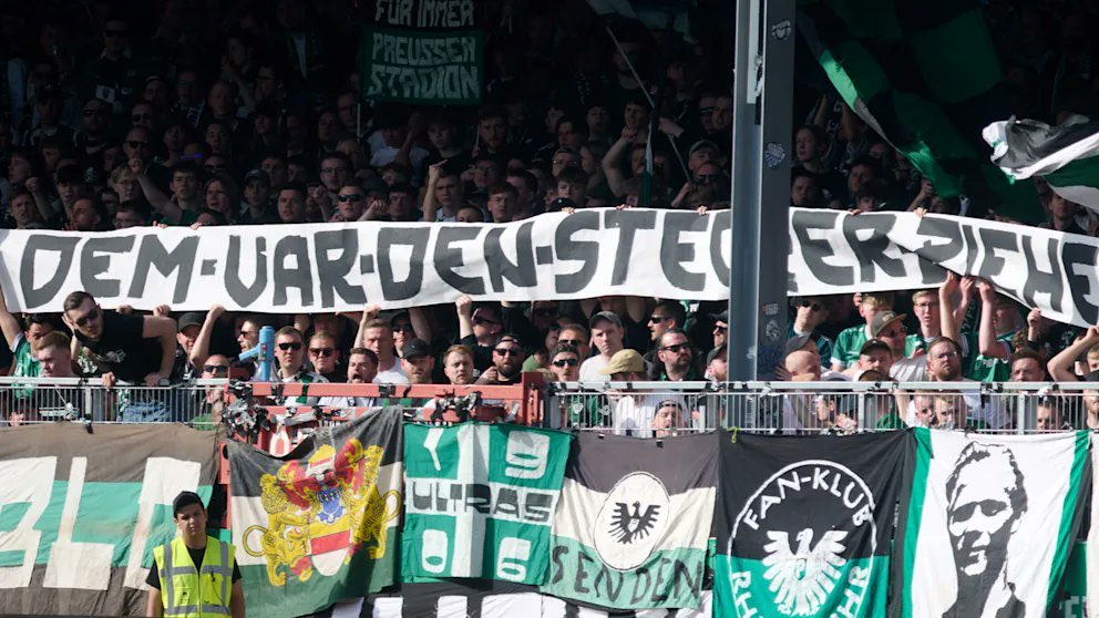 Supporterhelter i aksjon i Tyskland. Under kampen mellom Preusen Munster og Hertha Berlin, klarte supportere å dra ut kontakten, slik at VAR-skjermen sluttet å virke. Dette skjedde samtidig med at et banner med «Dra ut pluggen på VAR» ble holdt opp.