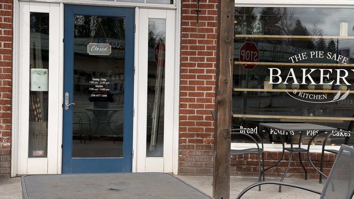 phatman_19's tweet photo. Visited Pie Safe supercharger in Deary, ID. Unfortunately visited on a Sunday, and it’s closed. 😕 really have a craving for pies. 🥧 @isaacfrench_ https://t.co/dQQ9XBAHXM