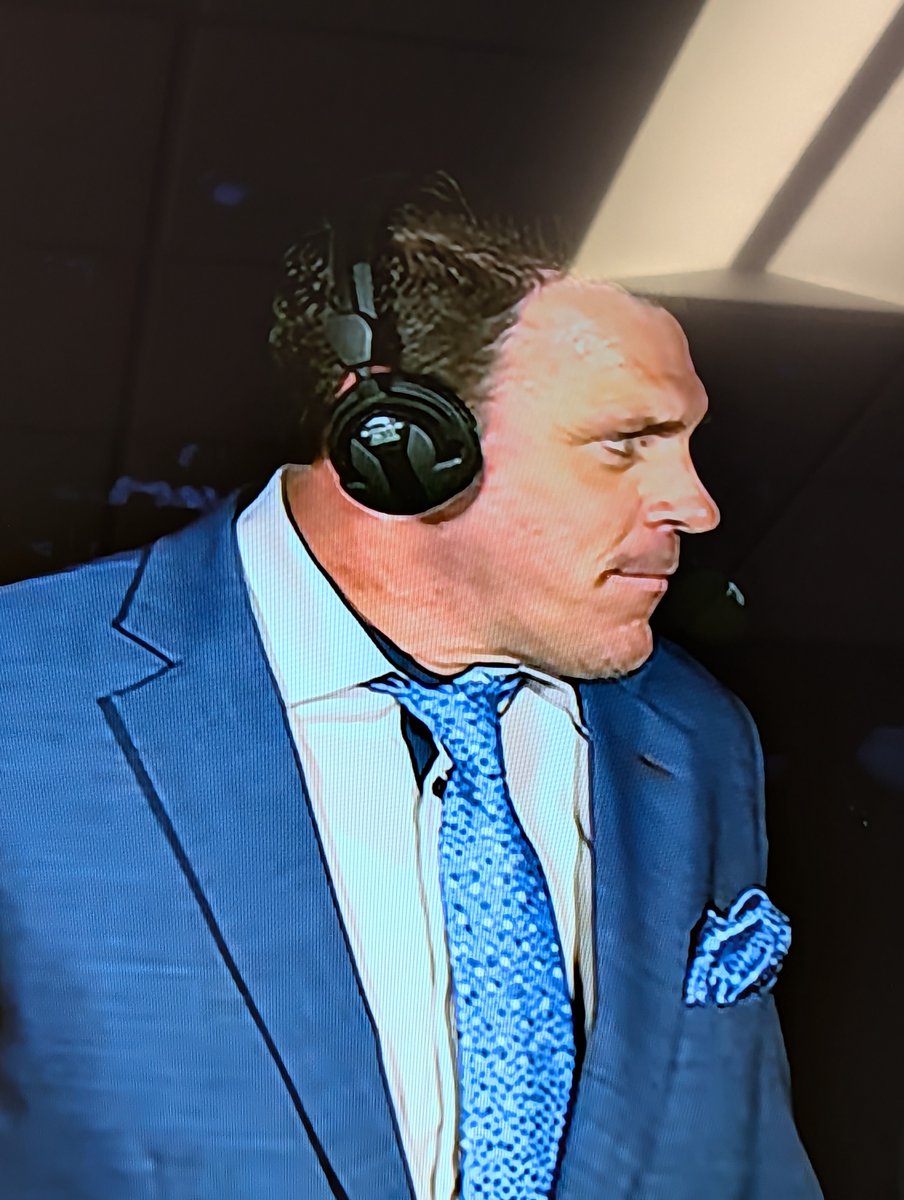 Ridgewater_'s tweet photo. @ShaneSparksBTN you have the neck of an old wrestler &amp; you need to get some shirts that you can button at the top.  In order to get a shirt that fits your neck, you will likely need to have the sides of your shirts taken in by a tailor or seamstress. I know this from experience. https://t.co/Z2tVRPPQ7b