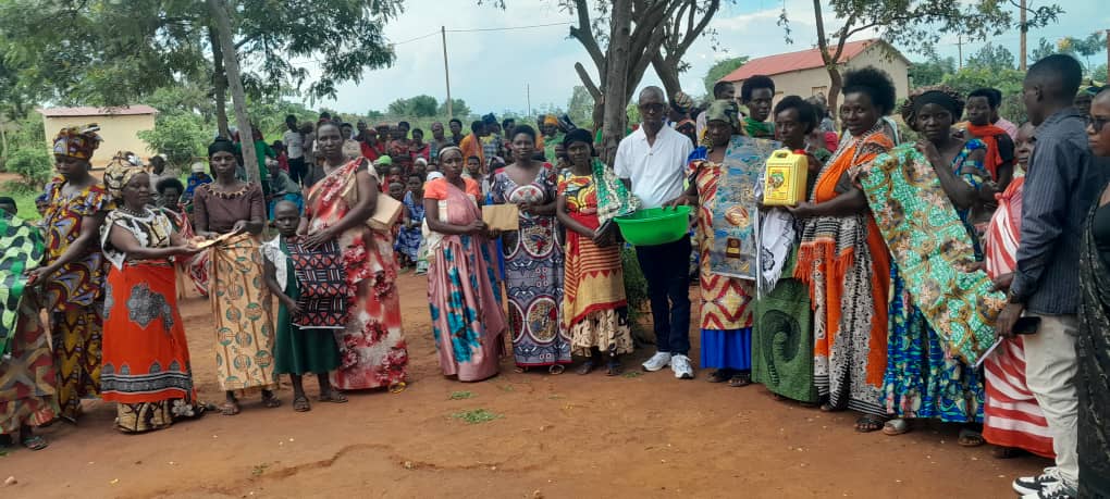 NdegoSectorK's tweet photo. Nyuma yo guhabwa impanuro habayeho igikorwa cyo kuremera abatishoboye bagabirwa amatungo,bahabwa ibyokurya n'imyambaro https://t.co/bQa4HDoMem