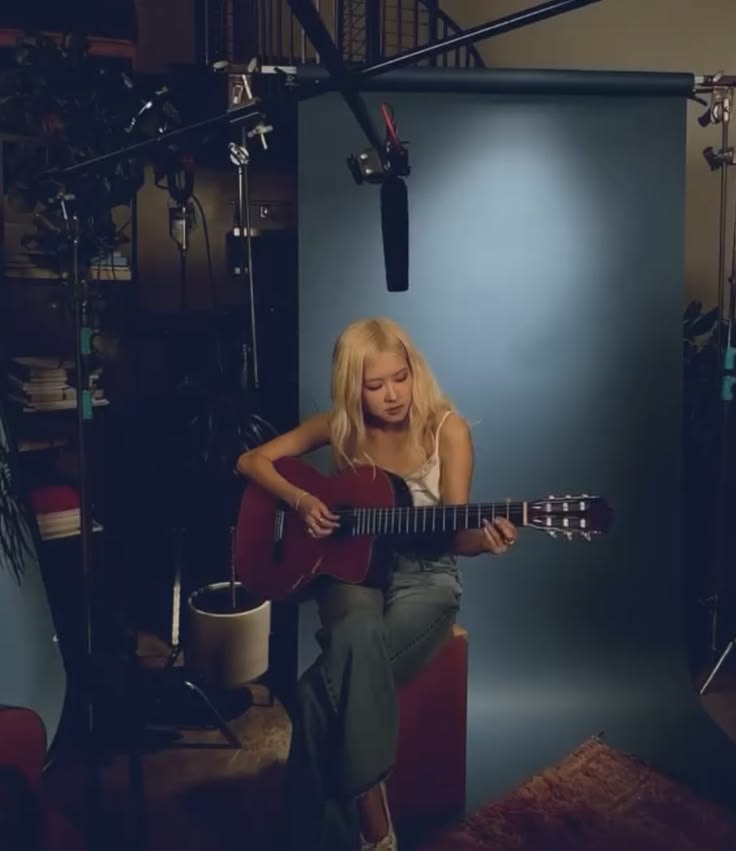 Feliz día de la mujer 🤍

Hoy celebramos a todas las mujeres que inspiran, crean y dejan huella. Mujeres como ROSÉ, que con su voz, su arte y su sensibilidad nos recuerdan que la fuerza también está en sentir, en soñar y en seguir adelante siendo fiel a quien sos. 🌹