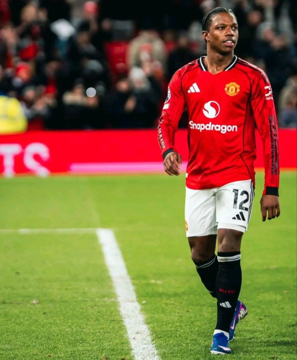 Lmao 😂😆😂, 
It's funny how some Manchester United fans are saying keep or sell, for Malacia I don't know what to say to y'all, Bro does know his position on the pitch anymore.