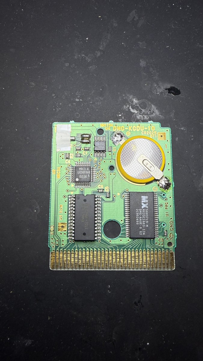 pocketmodz's tweet photo. Sometimes simple problems aren’t always simple tasks. This Pokémon Gold version that was sent to me wouldn’t save as the battery was dry even though it was previously replaced. The cartridge also wouldn’t easily be read when inserted due to some reason. So let’s fix that!

(1/2) https://t.co/w4MuuOfNUc