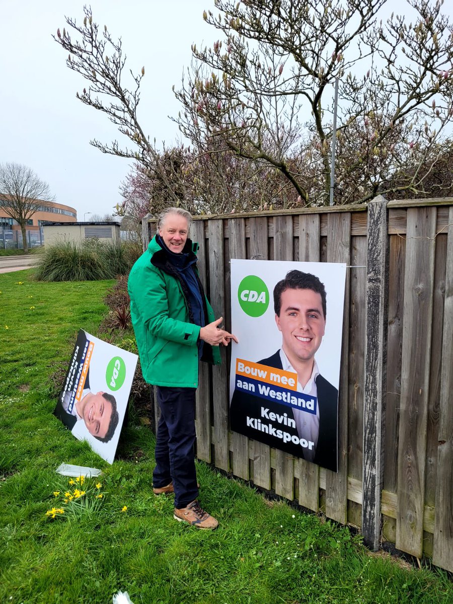 CDAWestland's tweet photo. 📸 Onze week in campagne

1️⃣ Vanaf maandag bij het wachten op de bus goed gezelschap💚
2️⃣ Jaco druk bezig met het plaatsen van de laatste borden
3️⃣ Start van de dorpentour in De Lier!
5️⃣ Dennis die het in plaats van over Bontenbal, nu over de bitterbal had😉

#wldebat #westland https://t.co/4f7w4GG3ue