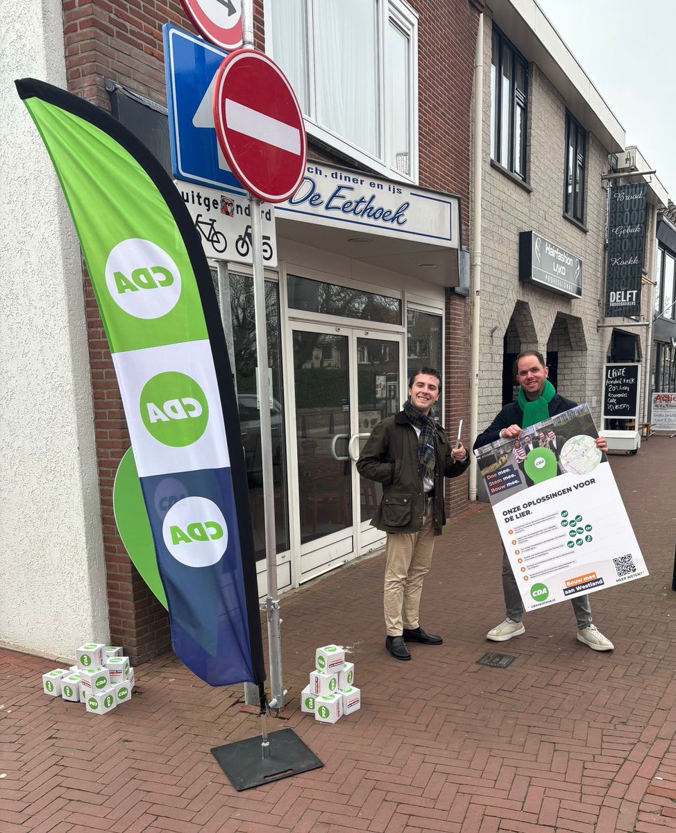 CDAWestland's tweet photo. 📸 Onze week in campagne

1️⃣ Vanaf maandag bij het wachten op de bus goed gezelschap💚
2️⃣ Jaco druk bezig met het plaatsen van de laatste borden
3️⃣ Start van de dorpentour in De Lier!
5️⃣ Dennis die het in plaats van over Bontenbal, nu over de bitterbal had😉

#wldebat #westland https://t.co/4f7w4GG3ue