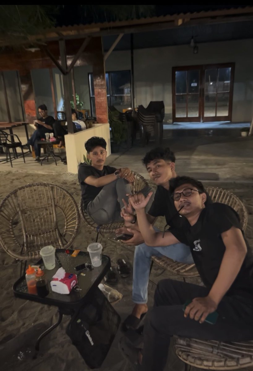Delvinevada's tweet photo. tanggung, sekalian balik sahur ajaa https://t.co/ZgPDnvf643