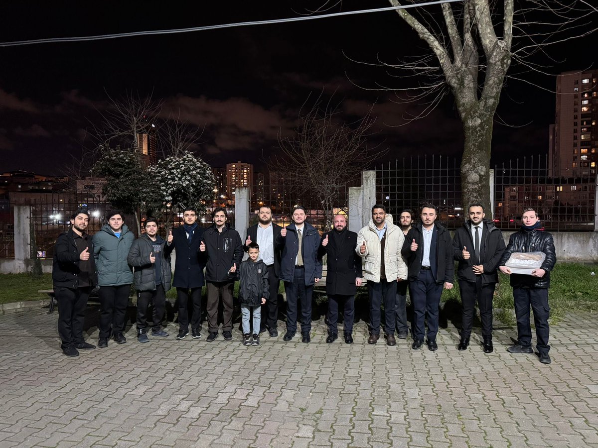 gencsaadetist's tweet photo. Ramazan’ın kardeşlik ikliminde, Gaziosmanpaşa ilçemizde Teravih Namazı sonrası hemşehrilerimizle buluştuk; selamlaştık, hasbihal ettik, gönül bağlarımızı tazeledik. 🌙 https://t.co/Rkas1s2Mss