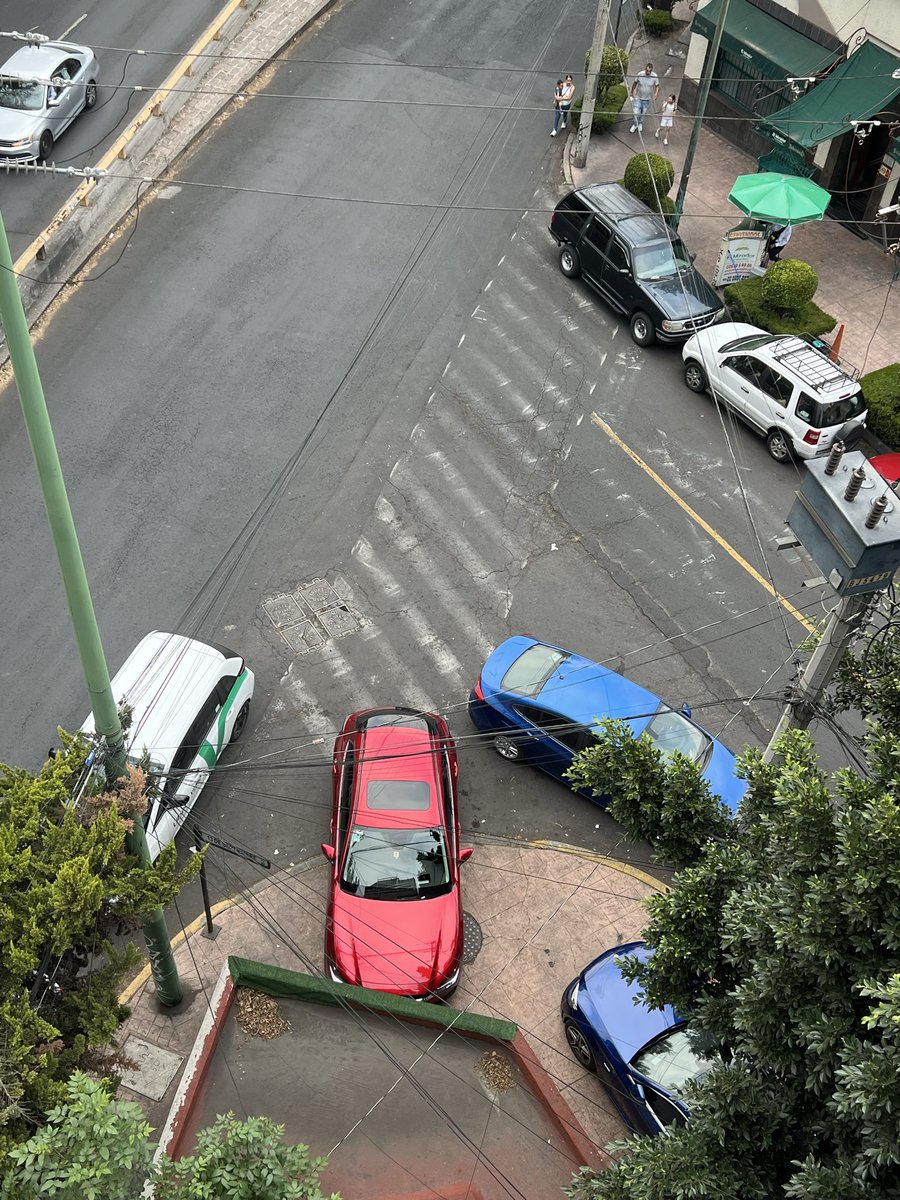 isalololo's tweet photo. @UCS_GCDMX @OVIALCDMX @AtencionBMH @mauriciotabe @AlcaldiaMHmx  otra vez, que el peatón se joda. Los coches obstruyendo la banqueta y el paso peatonal. Los peatones se arriesgan a caminar sobre la avenida. Avenida Chapultepec esquina con 13 de septiembre HAGAN ALGO!! https://t.co/HmtS5ub1Mh