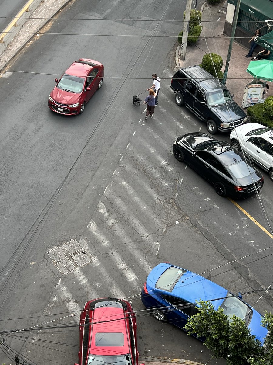 isalololo's tweet photo. @UCS_GCDMX @OVIALCDMX @AtencionBMH @mauriciotabe @AlcaldiaMHmx  otra vez, que el peatón se joda. Los coches obstruyendo la banqueta y el paso peatonal. Los peatones se arriesgan a caminar sobre la avenida. Avenida Chapultepec esquina con 13 de septiembre HAGAN ALGO!! https://t.co/HmtS5ub1Mh