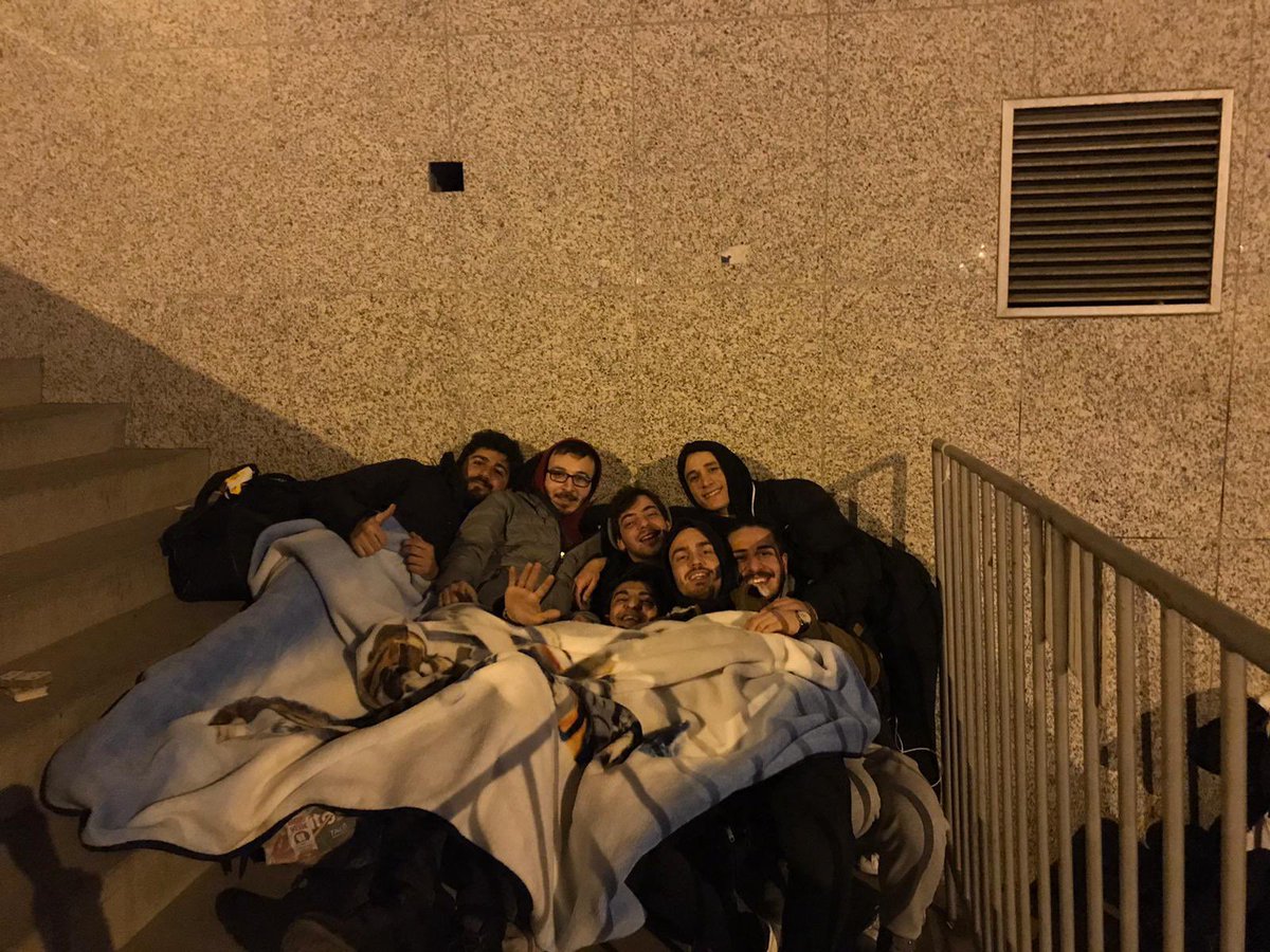 En komiği de gelip adam bana “taraftar cebindeki son parayla bilet alıyor, sen kimsin?” duyarı kasıyor. 😂

Bak ben kimmişim? Bilet alabilmek için stadın önünde uyuyan taraftarım ben. Sizin oyuncu ıslıklamanızın hiçbir mantığı yok. Kusura bakmayın. İster kabul edin, ister etmeyin