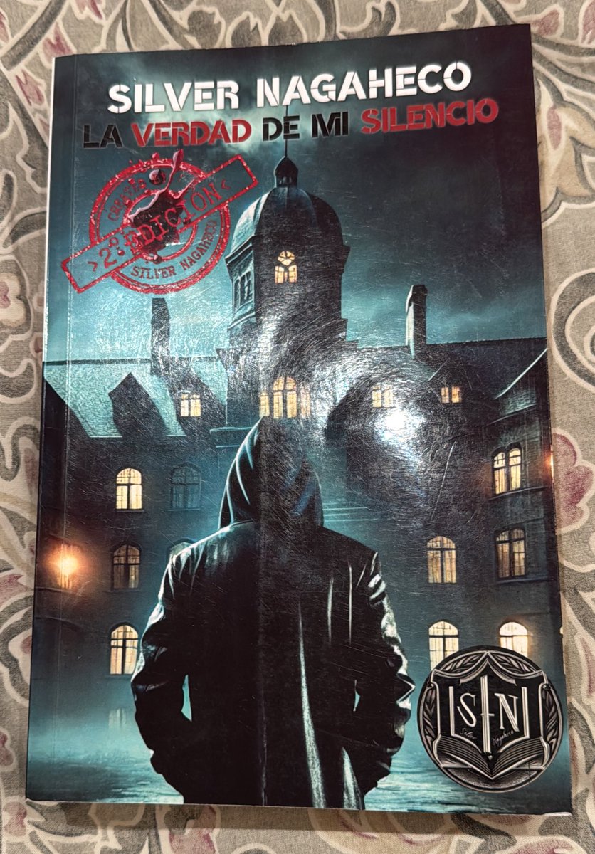 Noveno libro del año. Quizá el problema sea mi edad y que ahora se escribe así, pero son 572 páginas de repeticiones, expresiones coloquiales y una trama que, siendo interesante, no avanza ni con ritmo ni estilo. Las autoras me lo vendieron mejor  en <a href="/casadellibro/">Casa del Libro</a>
