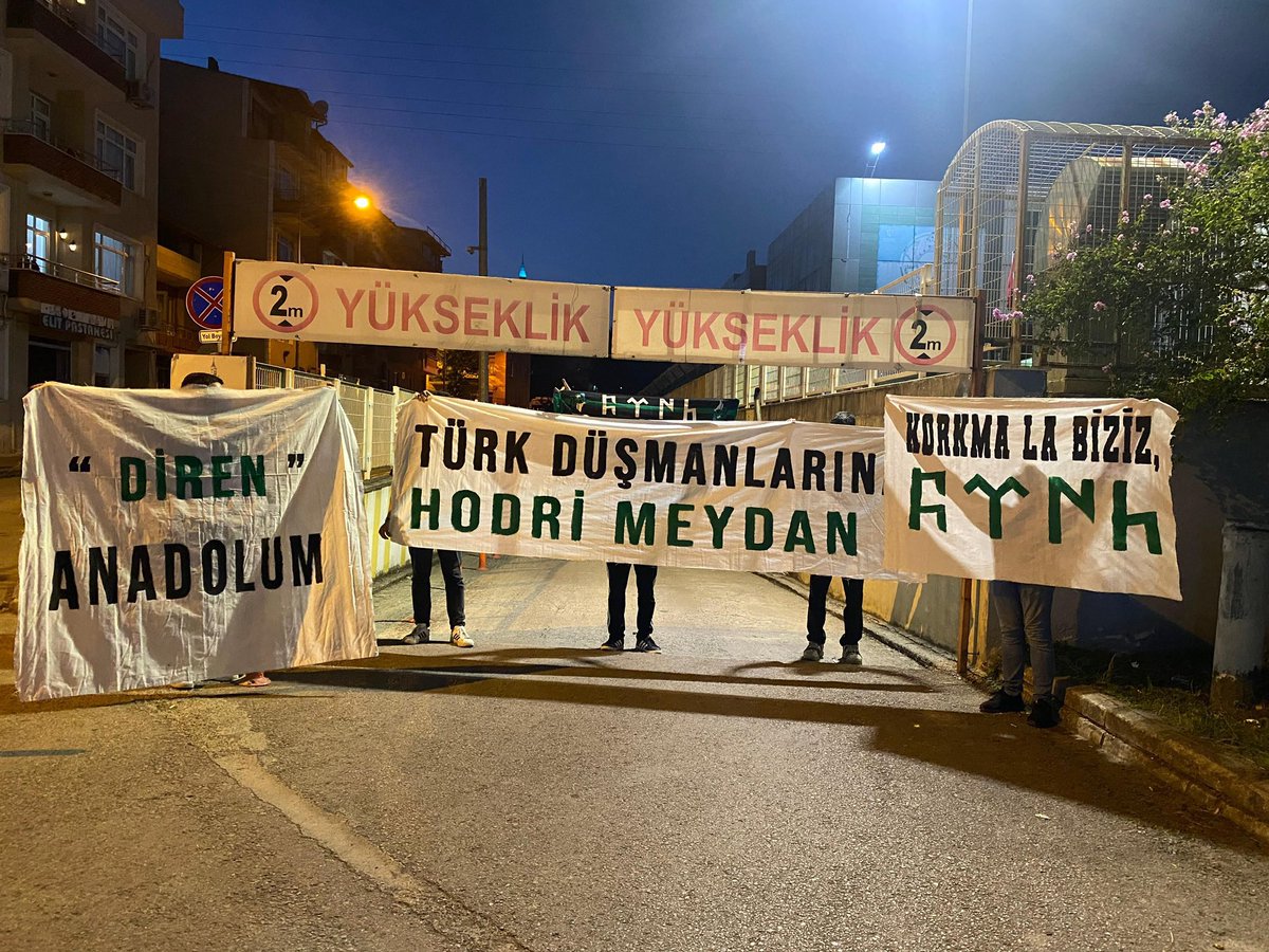 asametsezer's tweet photo. Kocaelispor taraftarları Bursaspor taraftarlarının yanındadır! Safımız belli, alayına Teksas ölümüne Hodri Meydan! https://t.co/Y2XkodlLtI