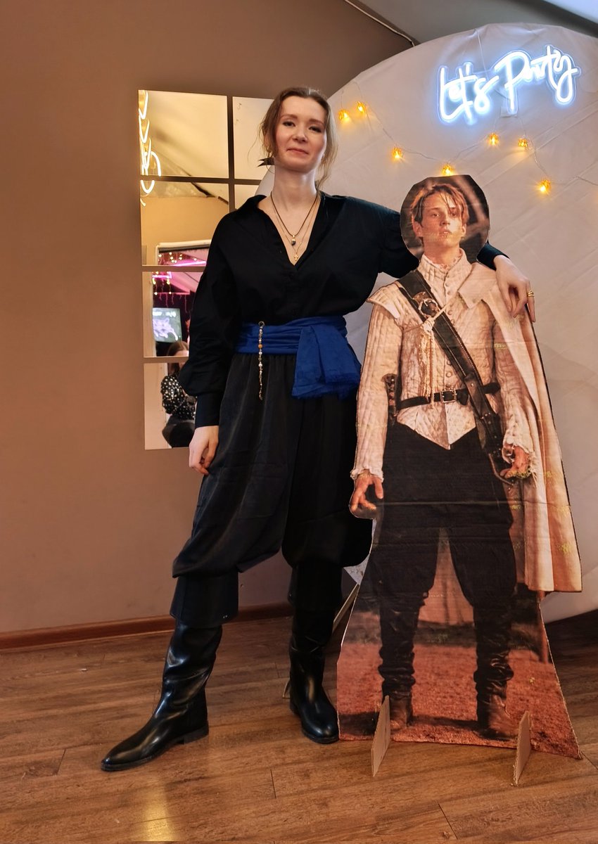 Микро-юноша был главной звездой вечера!

Благородные господа со всех земель: от ледяных просторов до самых жарких степей были рады чести получить фотографический портрет с ним❤️