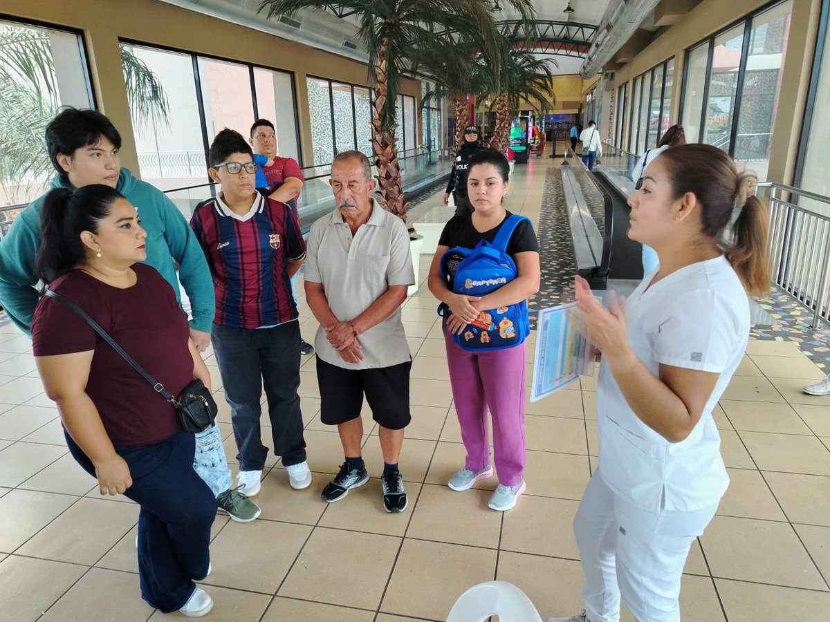 Salud_Guayas's tweet photo. #MSPEnTerritorio I Nuestro equipo de inmunizaciones del #Distrito09D01 de @Salud_Ec, está activo en el Centro Comercial #RioCentroSur.
Realizamos:
✅ Inmunizaciones contra el Sarampión, Influenza y Esquema regular.
✅ Charlas sobre los beneficios de estar protegidos. https://t.co/r2otLPQqjy