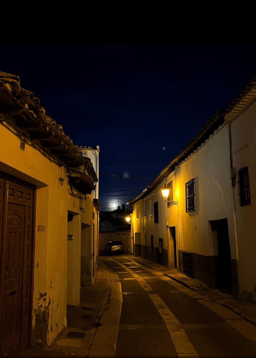 Calles de #Chinchón para perderse y descubrir cuando cae la noche 🌕
¿Nos dices cuál es? 🤔