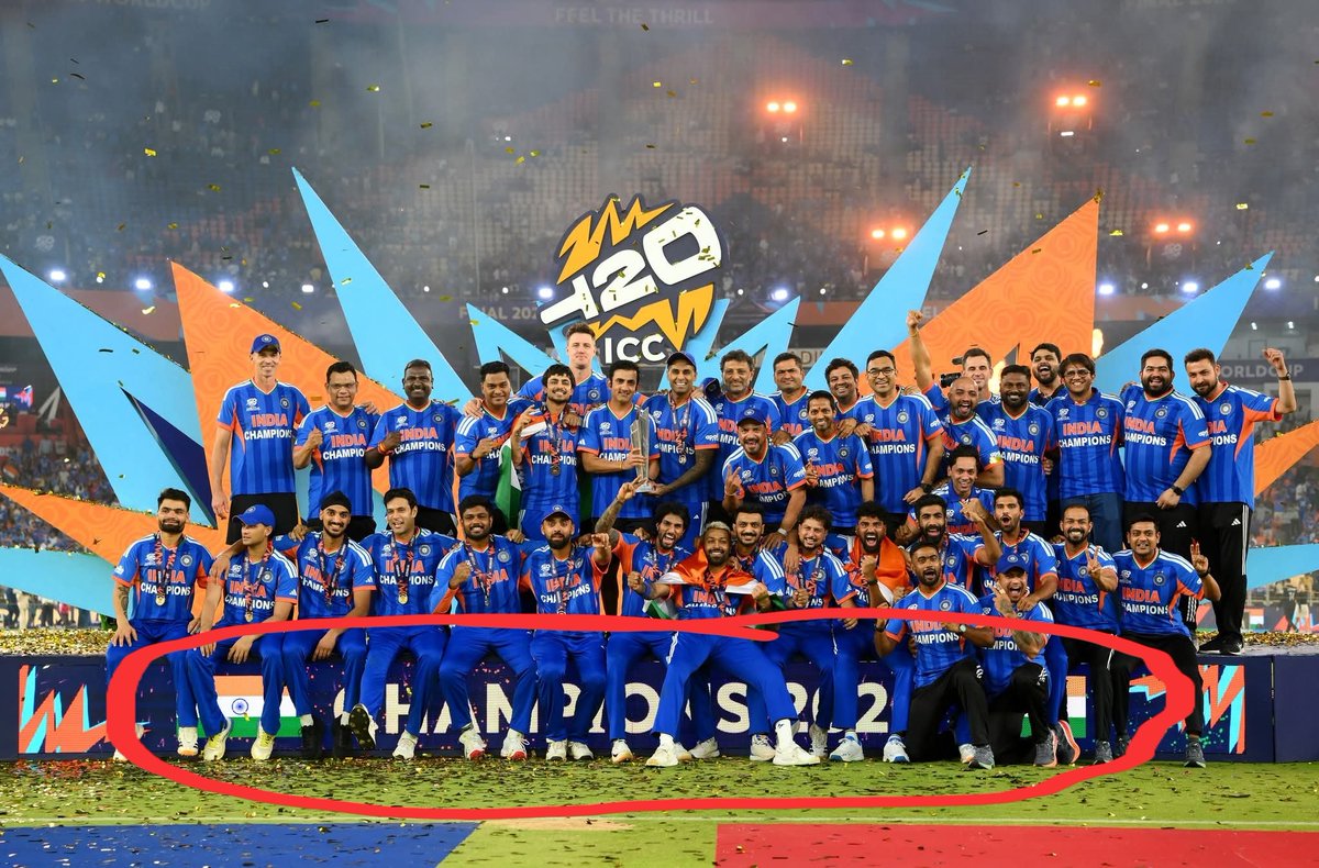 mainakdutta88's tweet photo. @BCCI #TeamIndia কে অনেক ধন্যবাদ..❤🇮🇳
কিন্তু ভারতের পতাকা কে অমর্যাদা নয়..😡 https://t.co/aG2Nv5k0qy