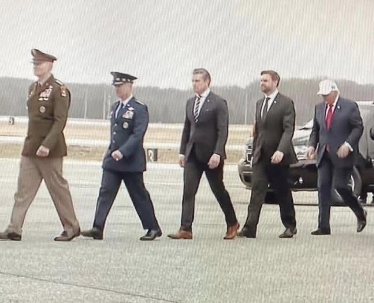 Grumpy 🐈‍⬛ (& Butters 🐈) tweet media